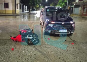 Choque entre una camioneta y una moto en 55 y 44: un motociclista fue hospitalizado