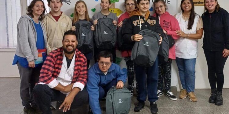 Puerto Ciudad Inclusiva: entregó 40 mochilas escolares a la Escuela Especial Nº 503