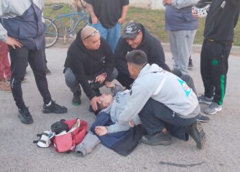 Mordió el cordón y cayó al pavimento: un motociclista fue hospitalizado