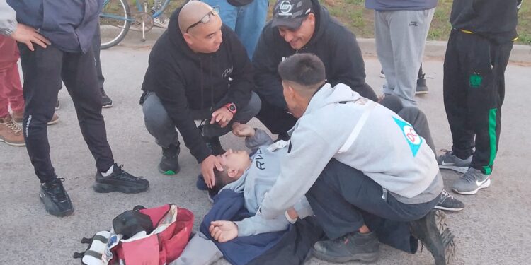 Mordió el cordón y cayó al pavimento: un motociclista fue hospitalizado