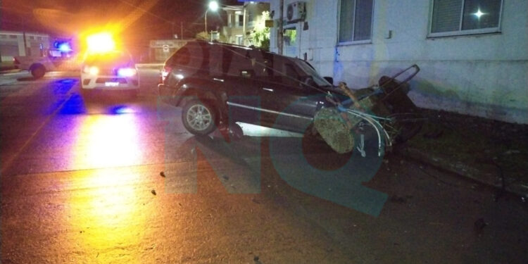 Quequén: chocó contra una columna, la derribó y dio 0,72 de alcohol en sangre