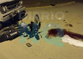 Grave accidente en Quequén: un motociclista sufrió fracturas tras chocar con una camioneta