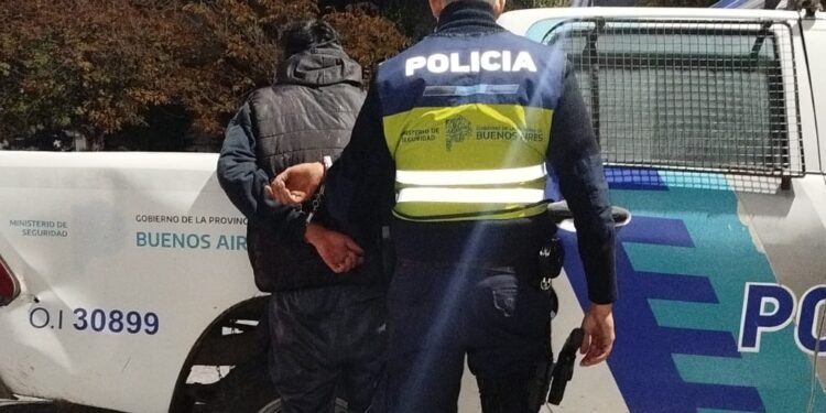 Robaron una moto, detuvieron a uno tras una persecución y el otro escapó luego de un tiroteo