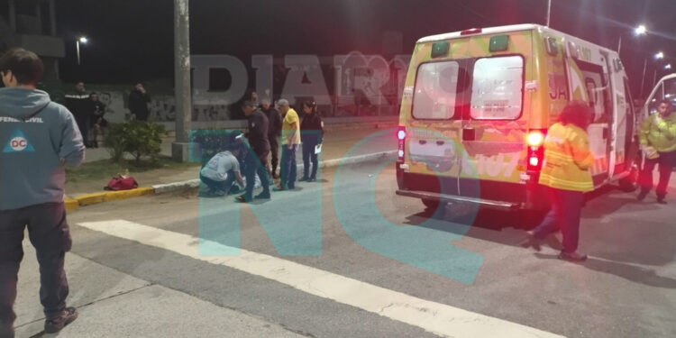 Accidente en Av. 2 y el playón del Casino: un motociclista fue trasladado al hospital