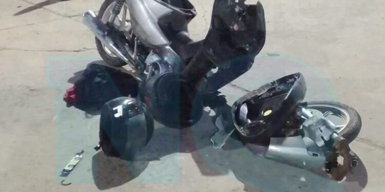 Accidente en Necochea: chocaron una moto y un auto y dos personas fueron hospitalizadas