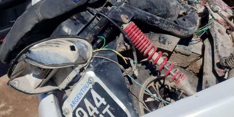 Intentaron interceptarlo, tiró la moto robada y escapó corriendo en Quequén