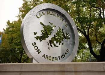 Presentaron el Monumento Malvinas Argentinas y colocaron ofrendas en la Plaza Dardo Rocha