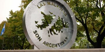 Presentaron el Monumento Malvinas Argentinas y colocaron ofrendas en la Plaza Dardo Rocha