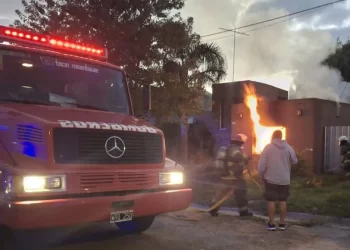 Balcarce: la invitó a irse y le prendió fuego la casa