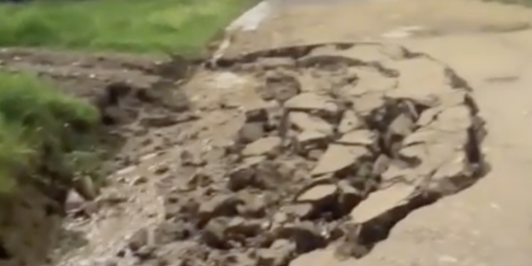 Precaución en Quequén: se desmorona la calle y hay riesgo al circular