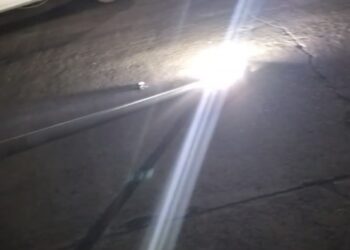 Se cayó una columna de alumbrado en Avenida 2 y Pinolandia