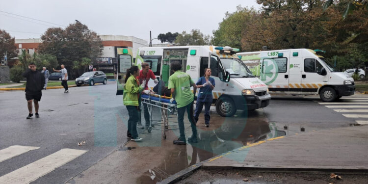 Accidente en pleno centro: moto y auto chocaron en 59 y 60