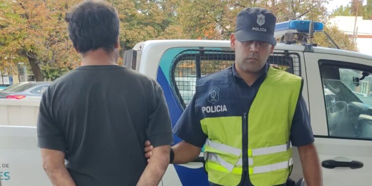 Tres aprehendidos tras intentar robar bolsas de papas en un campo