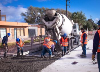 Puerto de Quequén avanza con la obra de bacheo en la Av. Almirante Brown para optimizar la logística y el tránsito urbano.