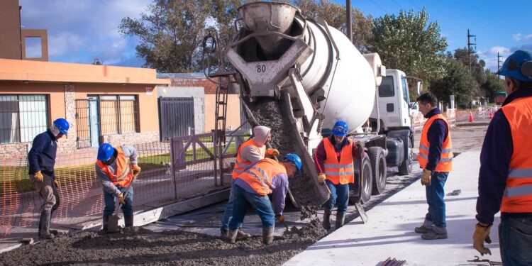 Puerto de Quequén avanza con la obra de bacheo en la Av. Almirante Brown para optimizar la logística y el tránsito urbano.