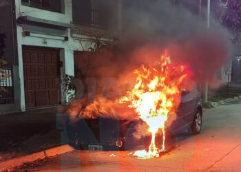 Incendio de vehículo en Avenida 42: investigan si fue intencional