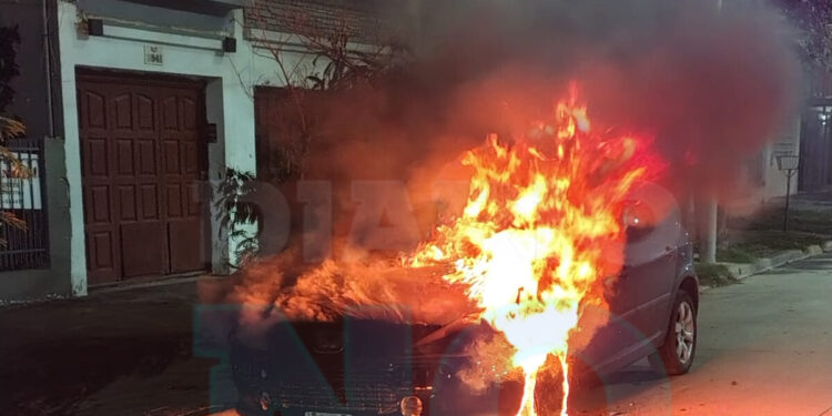 Incendio de vehículo en Avenida 42: investigan si fue intencional