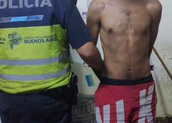 Operativo policial: un prófugo intentó escapar, fue detenido y atacaron a piedrazos a la Policía
