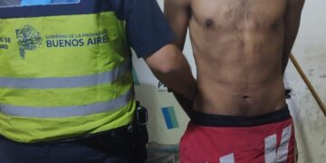 Operativo policial: un prófugo intentó escapar, fue detenido y atacaron a piedrazos a la Policía