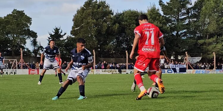 El torneo entra en calor: tabla apretada y lucha intensa por la cima en ambas zonas