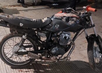 Hallan una moto abandonada en un pastizal y fue secuestrada