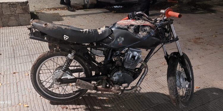 Hallan una moto abandonada en un pastizal y fue secuestrada