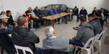 Gremios locales se reunieron y reclaman una solución urgente al conflicto del transporte