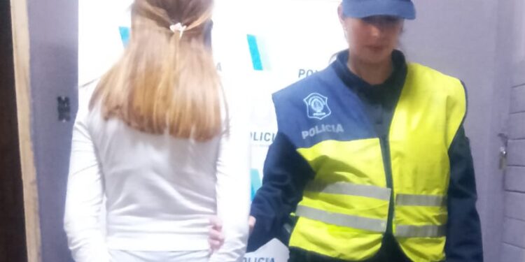 Violento episodio en una comisaría: una mujer fue detenida tras agredir a dos personas