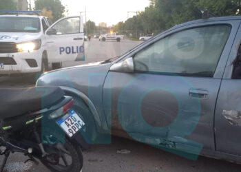 Choque entre un auto y una moto en avenida 91: un herido fue trasladado al hospital