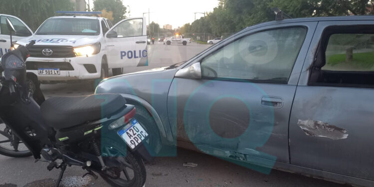 Choque entre un auto y una moto en avenida 91: un herido fue trasladado al hospital