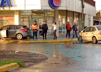 Choque entre dos autos en 59 y 30: uno terminó sobre la vereda