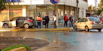 Choque entre dos autos en 59 y 30: uno terminó sobre la vereda