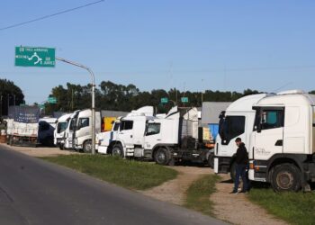 Paro de transportistas: sin avances, crece el conflicto y apuntan contra el sector agropecuario