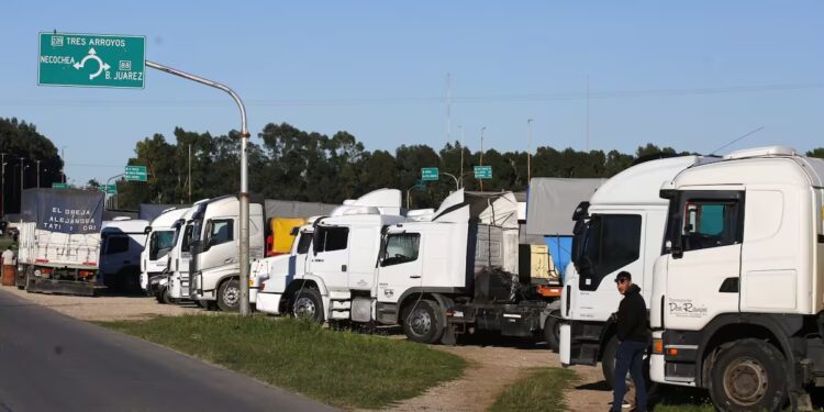 Paro de transportistas: sin avances, crece el conflicto y apuntan contra el sector agropecuario