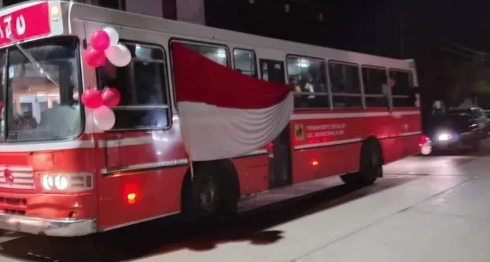 Brutal ataque a un micro de fútbol infantil: tres nenes heridos y uno fue operado