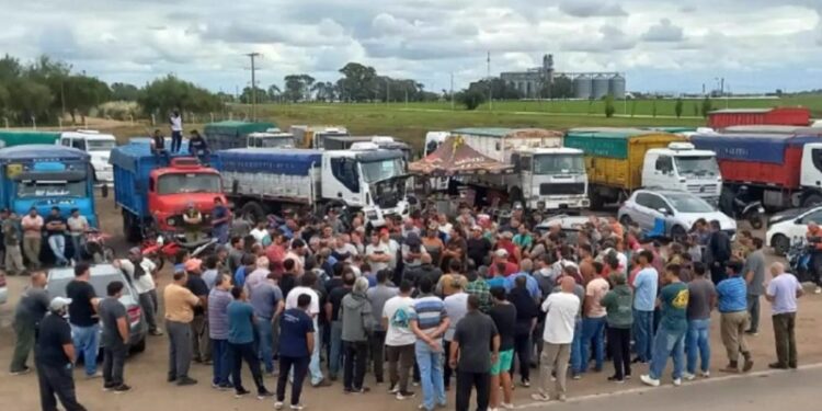 Reunión clave para destrabar el conflicto del transporte: “No le sirve a nadie estar parados”