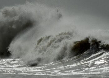 Advierten por olas de hasta 10 metros y posible desborde del río en la costa bonaerense