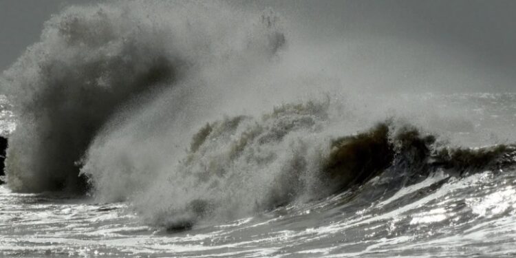 Advierten por olas de hasta 10 metros y posible desborde del río en la costa bonaerense