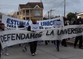“La educación pública no se apaga”: multitudinaria marcha en Necochea y Quequén