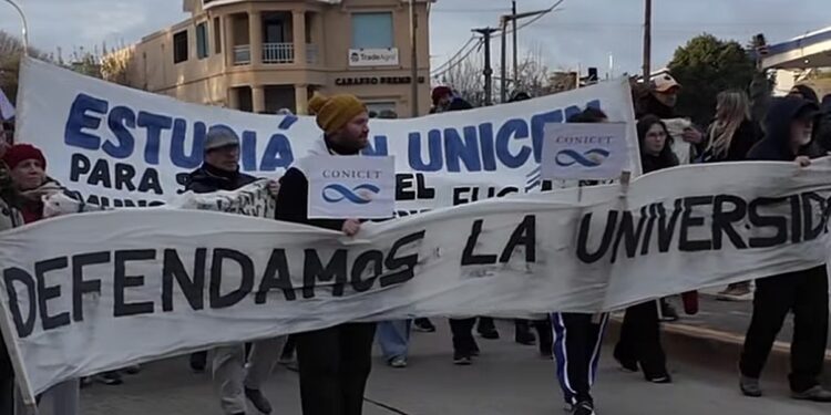 “La educación pública no se apaga”: multitudinaria marcha en Necochea y Quequén