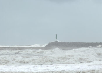Lo que dejó la ciclogénesis en Necochea y Quequén: inundaciones, destrozos, espuma marina y el impactante derrumbe en Kabryl