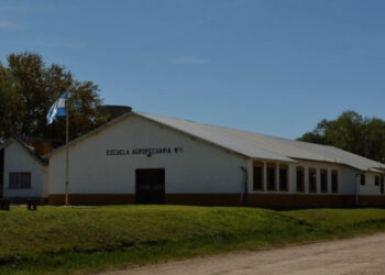 Familias reclaman por la falta de transporte para alumnos de la Escuela Agraria de Ramón Santamarina