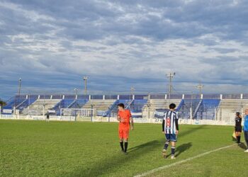 Villa Díaz Vélez ganó y quedó como único líder de la Zona A