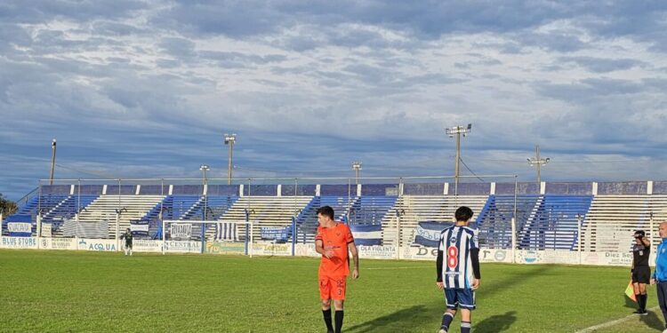 Villa Díaz Vélez ganó y quedó como único líder de la Zona A