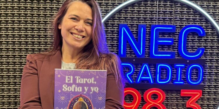 De Quequén a la Feria del Libro: Nadia Gopar presentó su novela sobre tarot y autoconocimiento