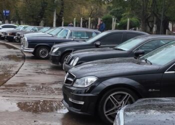 Necochea recibió al Club Mercedes-Benz con una caravana de autos clásicos y de colección
