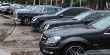 Necochea recibió al Club Mercedes-Benz con una caravana de autos clásicos y de colección