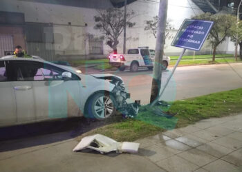 Quequén: conductor alcoholizado chocó contra un poste