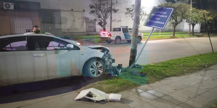 Quequén: conductor alcoholizado chocó contra un poste