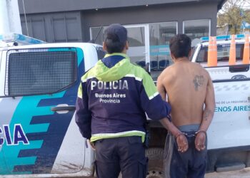 Robó una garrafa en Quequén, escapó por los techos y terminó detenido con un arma blanca